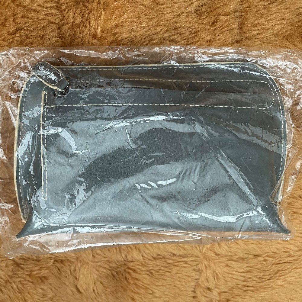 VTG Delta Air Lines Grey Amenity Kit